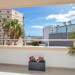 https://gran-terraza-andando-a-la-playa-puerto-marina.es-andalucia.com